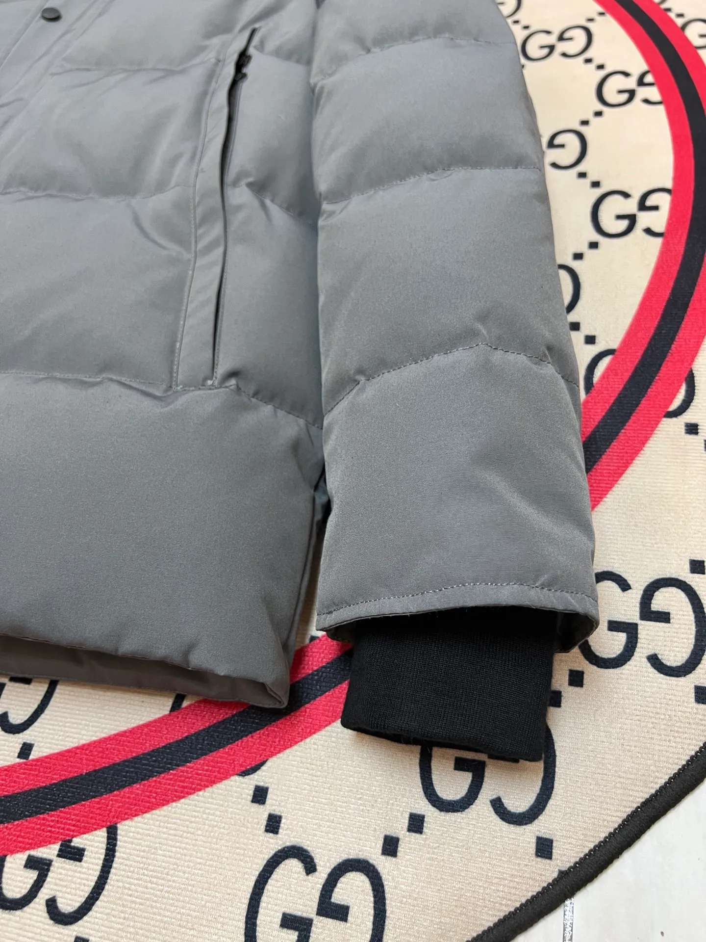 P800 Canada Goose Wyndham Parka has 29 styles for men and women. The hood and fur collar are detachable. My personal favorite is simple and elegant. It is clean and tidy. All Arctic and Antarctic scientific expedition teams choose Canada Goose as their cold wear. It is the Rolls-Royce of down jackets. ➖ Industry-leading anti-counterfeiting chip sensing. ➖ Imported Behringer embroidery machines and customized embroidery labels, the highest level and industry leading. ➖ Imported Korean 21-count polyester-cotton blended original fabric, TC85 waterproof coated fabric, water-repellent, windproof and wear-resistant. ➖ The new national standard 80 white duck down is filled with an average of 520 grams of down. The amount of down filled is industry-leading. ➖ 100% nylon lining with double double-layer sealing design to prevent velvet running, and seamless thread design on the cuffs! ➖ Western Canadian Green Wolf Collar. ➖ Yoshida YKK provides original factory-customized electroplated sliders. YKK two-way lockable zippers are tight and smooth and do not peel off paint. ➖ 3M composite Velcro is durable and the accessories and hardware are all custom-made. Note: Our copywriting is only simple and clear. Instead of bragging about the copywriting, it is better to compare and understand with samples. Only for the purest goose, the most dedicated, the most professional, the highest quality, the highest cost performance! SIZE:S-XXL [With size chart]